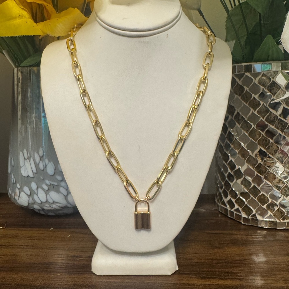 FAMILY VINTAGE  SHIVE STATEMENT NECKLACE NEW 2025